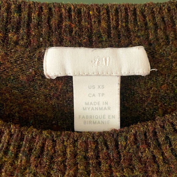 Super cozy brown sweater with subtle green and maroon specks throughout - Picture 3 of 3